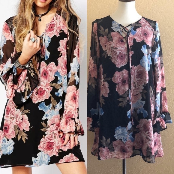Honey Punch Dresses & Skirts - Honey Punch  Bell Sleeve Dress Floral Print Size M